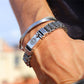 Armbånd med seks tegn som symboliserer sannhetens bønnehjul